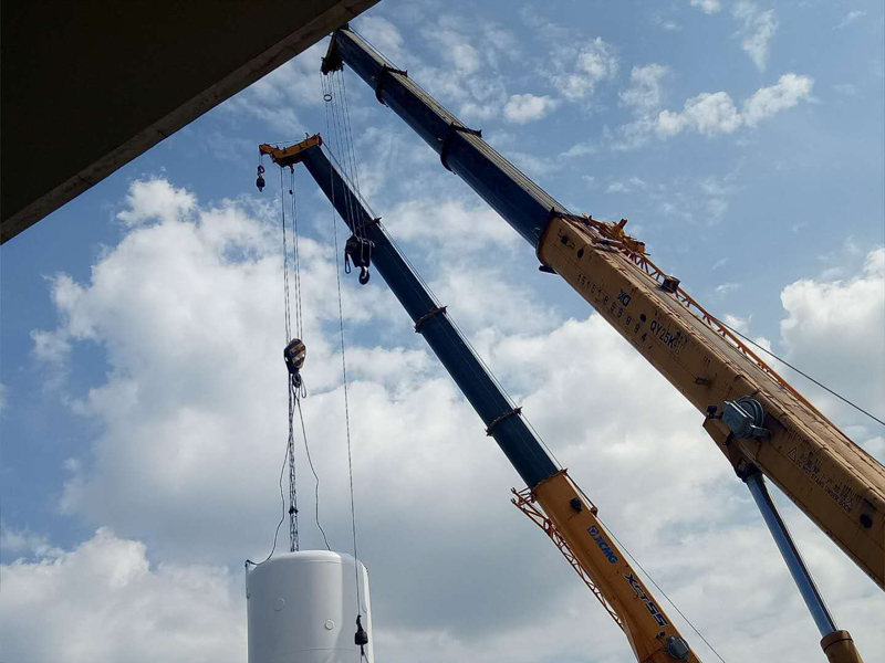 扬州吊车出租讲述当吊车设备运行顺利时，首先要注意重量过重的要求