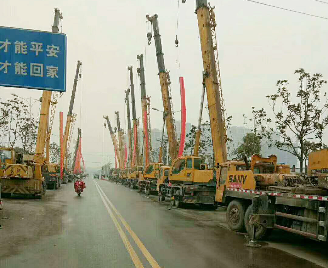 扬州吊车出租讲述当吊车设备运行顺利时，首先要注意重量过重的要求